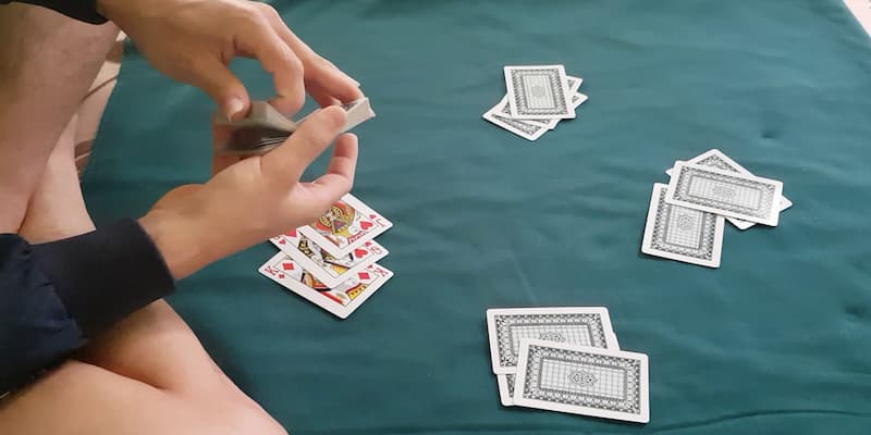 Cách chia bài liêng bịp Chiến thuật áp dụng cách chia bài liêng bịp